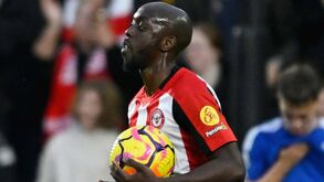 Mulher que atirou ácido à cara de jogador do Brentford e tentou raptar-lhe a filha vai a julgamento