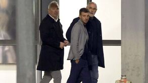 Com Jorge Costa e Zubizarreta à espera: as imagens da chegada de Martín Anselmi ao Porto