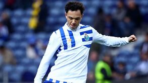 Pepê segura-se nos eleitos para o jogo com o Santa Clara