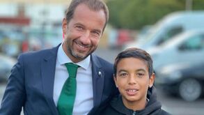 Sabe quem é este miúdo ao lado de Varandas? Poucos anos depois já marca golos em Alvalade