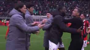 Tiveram de ser separados: Sérgio Conceição e capitão do Milan 'pegados' após jogo com o Parma