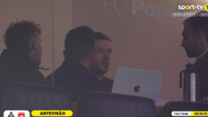 Martín Anselmi assiste ao aquecimento do FC Porto antes da receção ao Santa Clara desde a tribuna