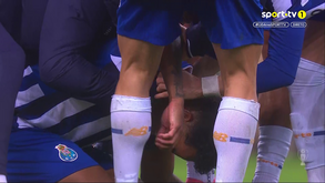 Momento de união: jogadores do FC Porto levantaram Galeno do relvado após desperdiçar dois penáltis
