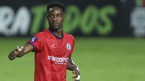 Eric Ayiah a caminho do Felgueiras