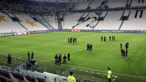 Separados por grupos e bem distantes: plantel do Benfica dividido no relvado do Allianz Stadium