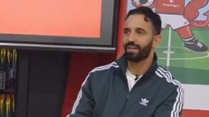 «Conheces o Benfica?»: Amorim questiona jovem adepto durante visita a escola em Manchester