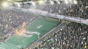 Fogo de artifício e petardos antes do apito inicial em Alvalade: muitos adeptos assobiaram