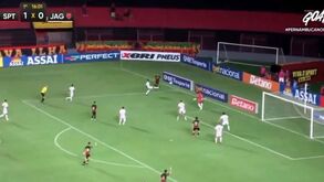 Uma 'chapelada' e um toque de classe antes do bis: Gonçalo Paciência brilha pelo Sport Recife