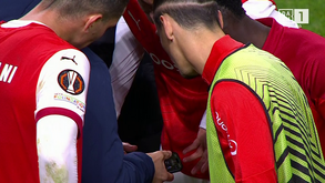 Jogadores do Sp. Braga juntaram-se no relvado para seguir os minutos finais dos restantes jogos