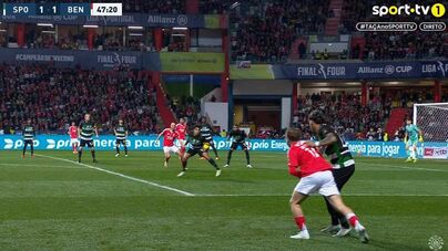 Benfica pediu penálti por braço na bola de João Simões mas árbitro e VAR mandaram seguir