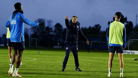 Bola já rola no Olival: as imagens do primeiro treino de Martín Anselmi  como treinador do FC Porto - Fotogalerias - Jornal Record