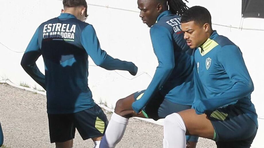 Igor Jesus (à direita) no treino desta quarta-feira