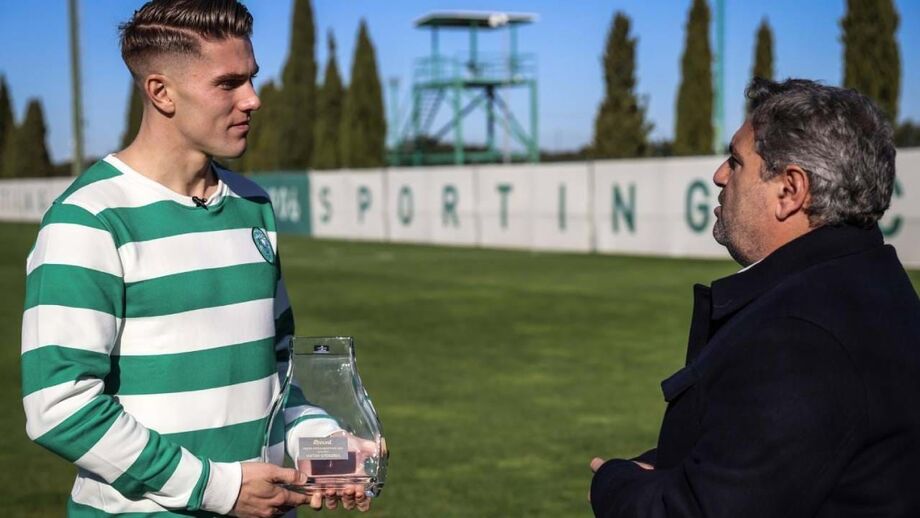 Bernardo Ribeiro, diretor de Record, entregou a distinção ao avançado do Sporting