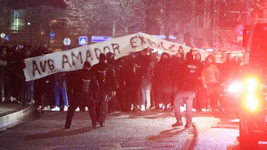 Cerca de meia centena de adeptos esperaram a chegada do autocarro da equipa junto ao estádio