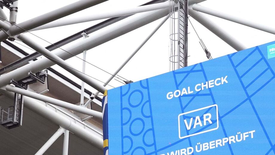 Árbitros da liga alemã vão explicar ao público decisões mediante recurso ao VAR