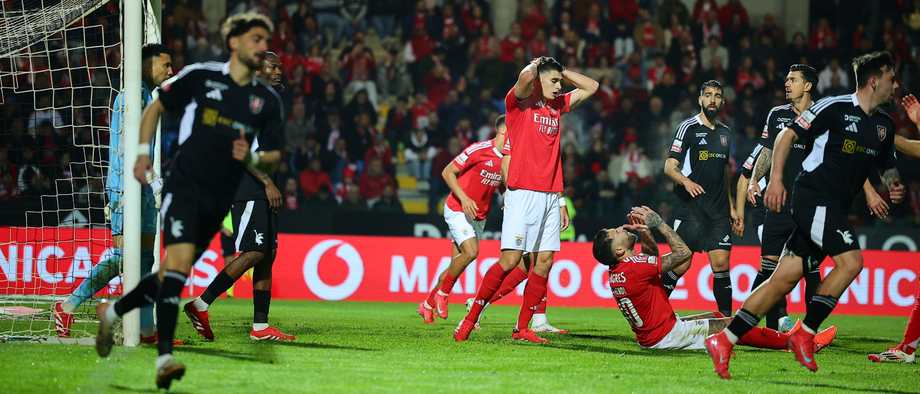 A crónica do Casa Pia-Benfica, 3-1: audácia dos gansos afogou erros de Lage