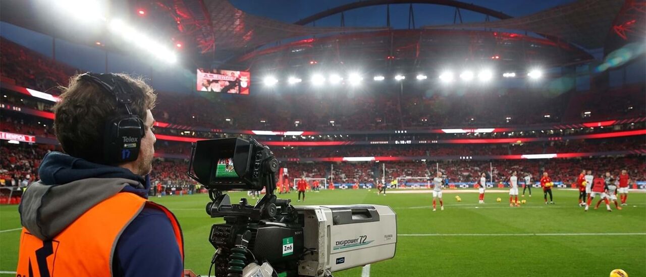 Em cima, a repetição mostrada pela BTV; ao lado, o momento captado da bancada