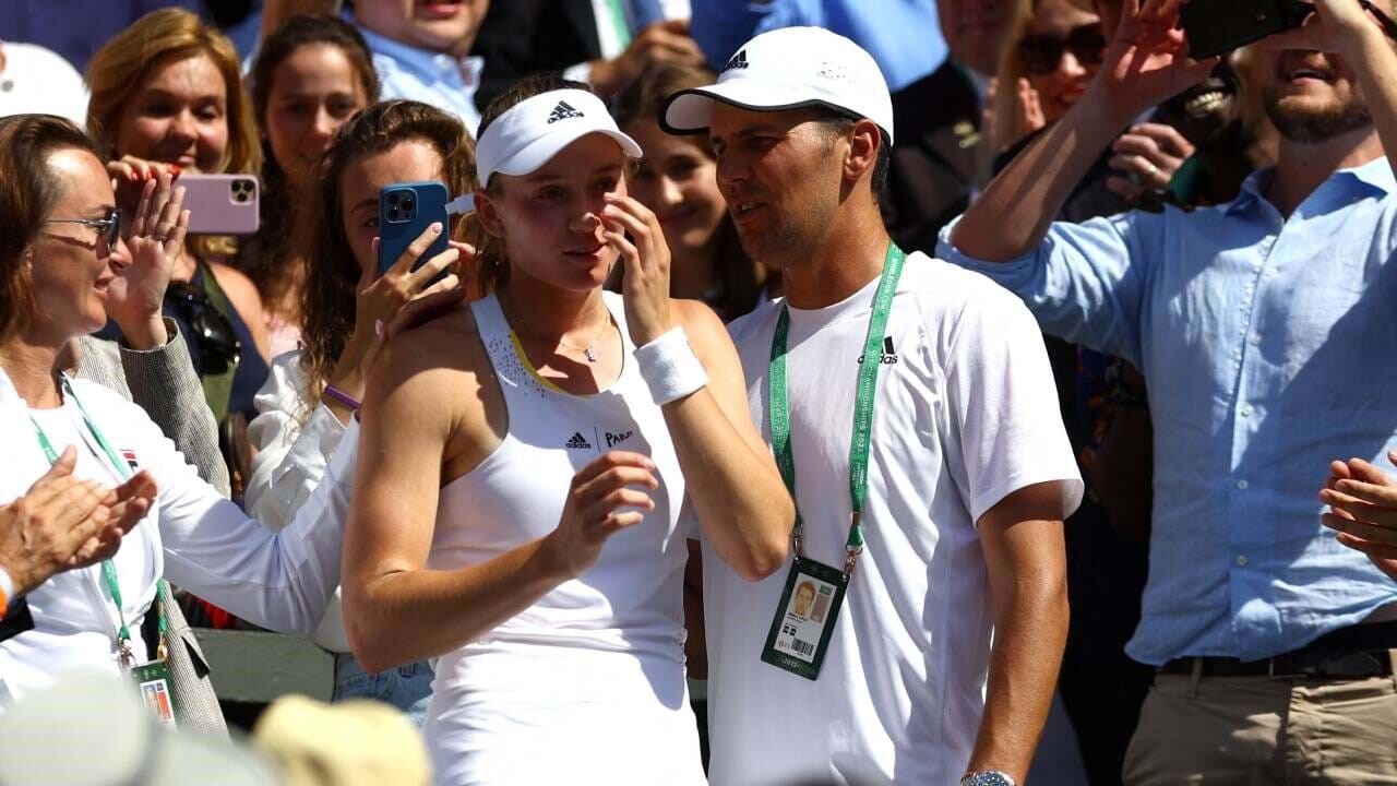 Rybakina com Vukov depois da vitória em Wimbledon em 2022 