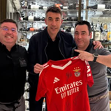 Bruno Lage oferece camisola do Benfica autografada em restaurante de Lisboa