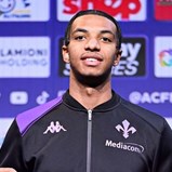 Cher Ndour foi apresentado na Fiorentina e lembrou papel de Rui Costa