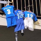 Bonecos com camisolas de jogadores do Cruzeiro pendurados pelo pescoço num viaduto em Belo Horizonte