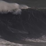 O momento em que Gabriel Sampaio 'desafia' onda gigante na Nazaré durante a Tempestade Hermínia