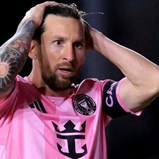 Messi multado pela MLS por agarrar o pescoço a treinador-adjunto adversário