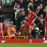 Liverpool vence na receção ao Newcastle e aumenta para 13 pontos a vantagem sobre o Arsenal