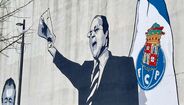  Claque do FC Porto pintou o presidente dos presidentes numa parede junto ao Dragão. O luto portista também viajou pelos céus da Europa