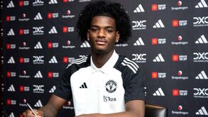 Manchester United contrata defesa de 18 anos ao Arsenal que vai já treinar com Amorim