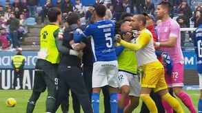 Confusão ao intervalo do Feirense-Felgueiras: treinadores acabaram expulsos