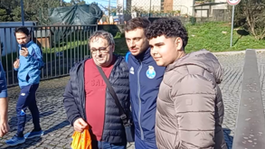 Adeptos do FC Porto rendidos a Anselmi: treinador dá autógrafos depois da conferência de imprensa