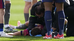 Choque de cabeças no Barcelona-Alavés: Gavi e Conechny transportados para o hospital