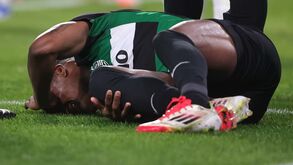 Sporting perde Geny Catamo por lesão: moçambicano saiu de maca