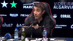 Bruno Lage explica bloco de notas na conferência: «Um dia quando fizer um livro vou ter aqui as minhas recordações»