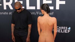 Mulher de Kanye West dá que falar nos Grammys ao aparecer quase nua