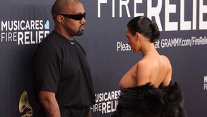 Bianca Censori: Quem é a mulher que se despiu nos Grammys?