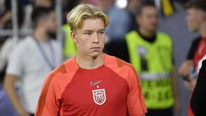 Borussia Dortmund contrata lateral apontado ao Benfica