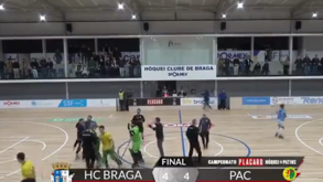 Confusão entre jogadores e elementos da equipa técnica no final do HC Braga-Juventude Pacense