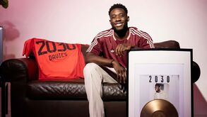 Alphonso Davies renova contrato com o Bayern Munique até 2030
