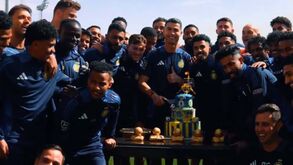 Bolo, aplausos e discurso: plantel do Al Nassr assinala aniversário de Ronaldo no treino
