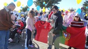 Jovens com necessidades especiais cantam parabéns a Cristiano Ronaldo em Castelo Branco