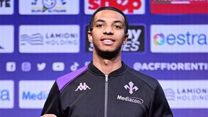 Cher Ndour foi apresentado na Fiorentina e lembrou papel de Rui Costa