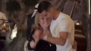 As imagens da festa de aniversário de Cristiano Ronaldo: o jantar, os dois bolos e a dança com a mãe