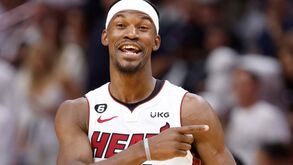 Jimmy Butler junta-se a Stephen Curry nos Warriors