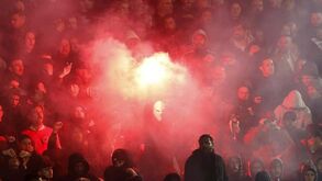 Estrela-Benfica: uso de pirotecnia ronda os 5.500 euros em multas