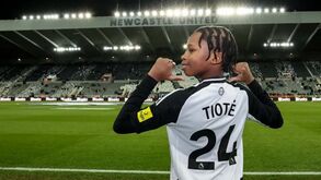 Ninguém o esquecerá: Rafael Tioté homenageia pai em Newcastle