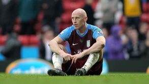 Antigo central do Aston Villa jogou com um bife dentro da chuteira: «Ao intervalo estava quase cozinhado...»