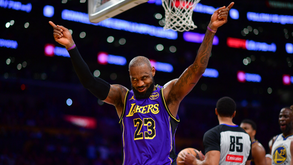 LeBron James torna-se o mais velho a marcar 40 pontos num jogo da NBA: «Preciso de um copo de vinho...»