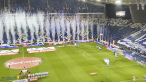 A coreografia dos adeptos do FC Porto antes do apito inicial do clássico